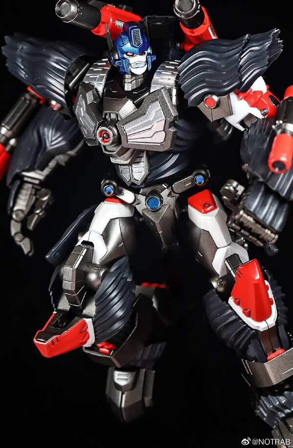 Flame Toys Furai Action Optimus Primal In Hand Images  (7 of 12)